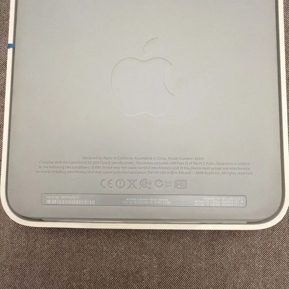 Apple A1301 - AirPort Extreme Base Station - Wireless N Router + power supply